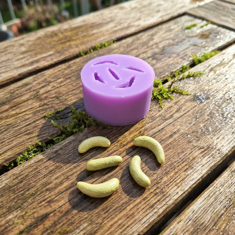 MO-000016 Cucumber 4 1:12 Kurkku Silikonimuotti, 3, 5 tai 8 Lokeroinen Miniatyyriruokamuotti Polymeerisavelle, Nukkekodin Tarvikkeet, Kurkkumuotti - Image 1