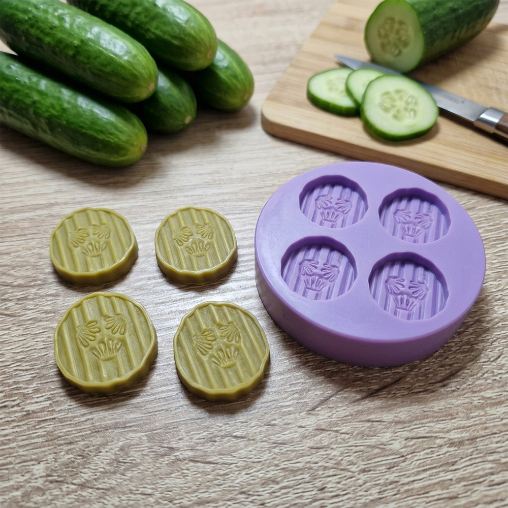 MO-000045 Pickle Chips 2 Moule en Silicone pour Rondelles de Cornichon, Moule Alimentaire pour Maison de Poupée, Moule Miniature pour Cornichon, Moule pour Argile Polymère et Résine, Moule pour Mini Breloque Alimentaire – Image 1