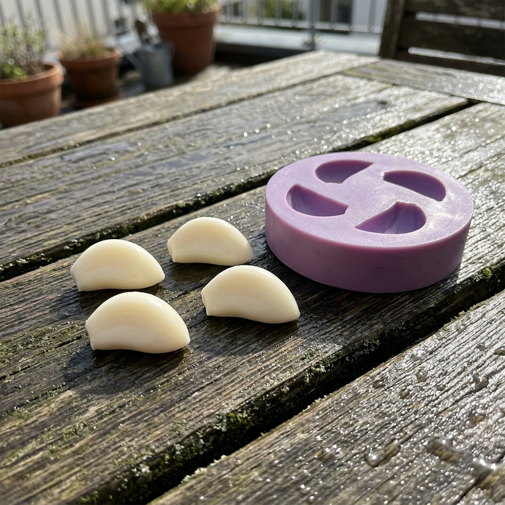 MO-000074 Garlic Little 1 Stampo in silicone per spicchio d’aglio miniatura, stampo alimentare 1:6 per casa delle bambole, piccolo stampo per aglio per argilla polimerica, creazione DIY miniatura con ciondolo in resina - immagine 1